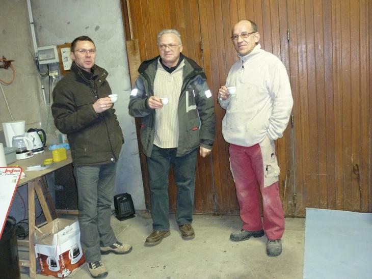 Fréderic  le skipper   Raymond  Spécialiste  résine epoxy + jauge du canot   Franck    Menuisier  responsable chantier   